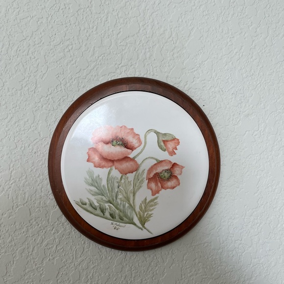 Vintage porcelain and wooden round floral wall art - Picture 7 of 7